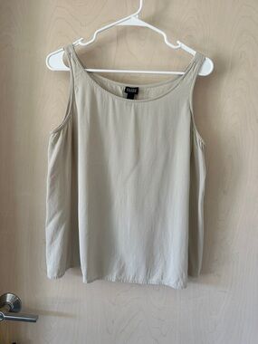 Eileen Fisher Cream Sleeveless Tank Top med minimalist elevated basics